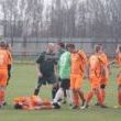 Patrik Štergenich leží na zemi po úderu loktem od domácího hráče