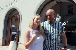 Víťa Rosůlek s manželkou Michaelou před svou novou vinárnou v Uherském Hradišti.