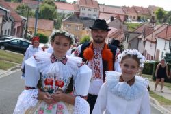 Lhotští krojovaní, začátek průvodu